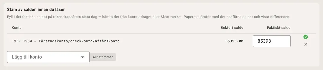Rutan Stäm av saldon innan du låser i Papercut. Konto 1930 har bokfört saldo 85 393 kr, samma belopp är ifyllt som faktiskt saldo och Papercut visar Allt stämmer.