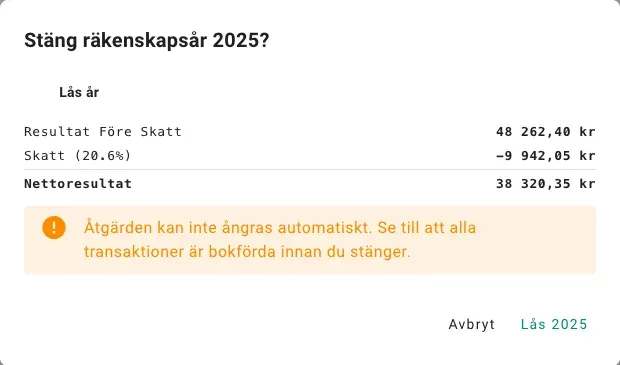 Dialogen Stäng räkenskapsår 2025 i Papercut. Resultatet före skatt är 48 262,40 kr, skatten 9 942,05 kr och nettoresultatet 38 320,35 kr. En varning påminner om att låsningen inte kan ångras automatiskt.